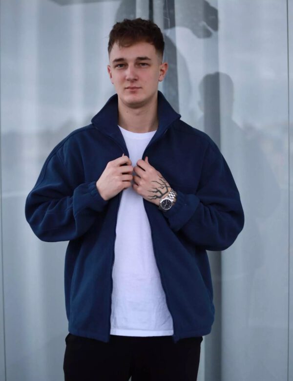 Blauer Pullover