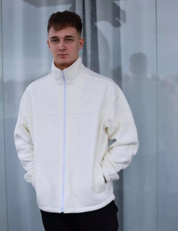 Weißer Pullover