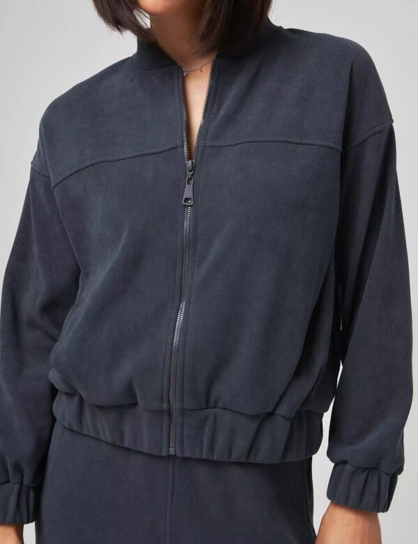 Grauer Pullover